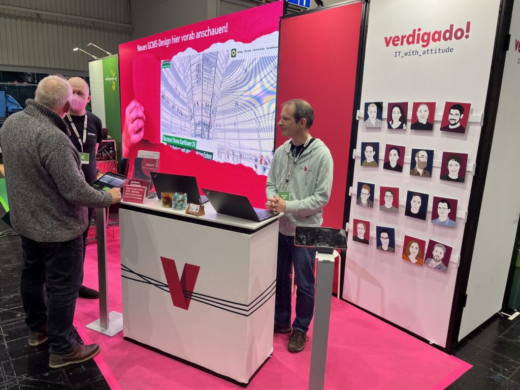 Ein Messestand mit Menschen.